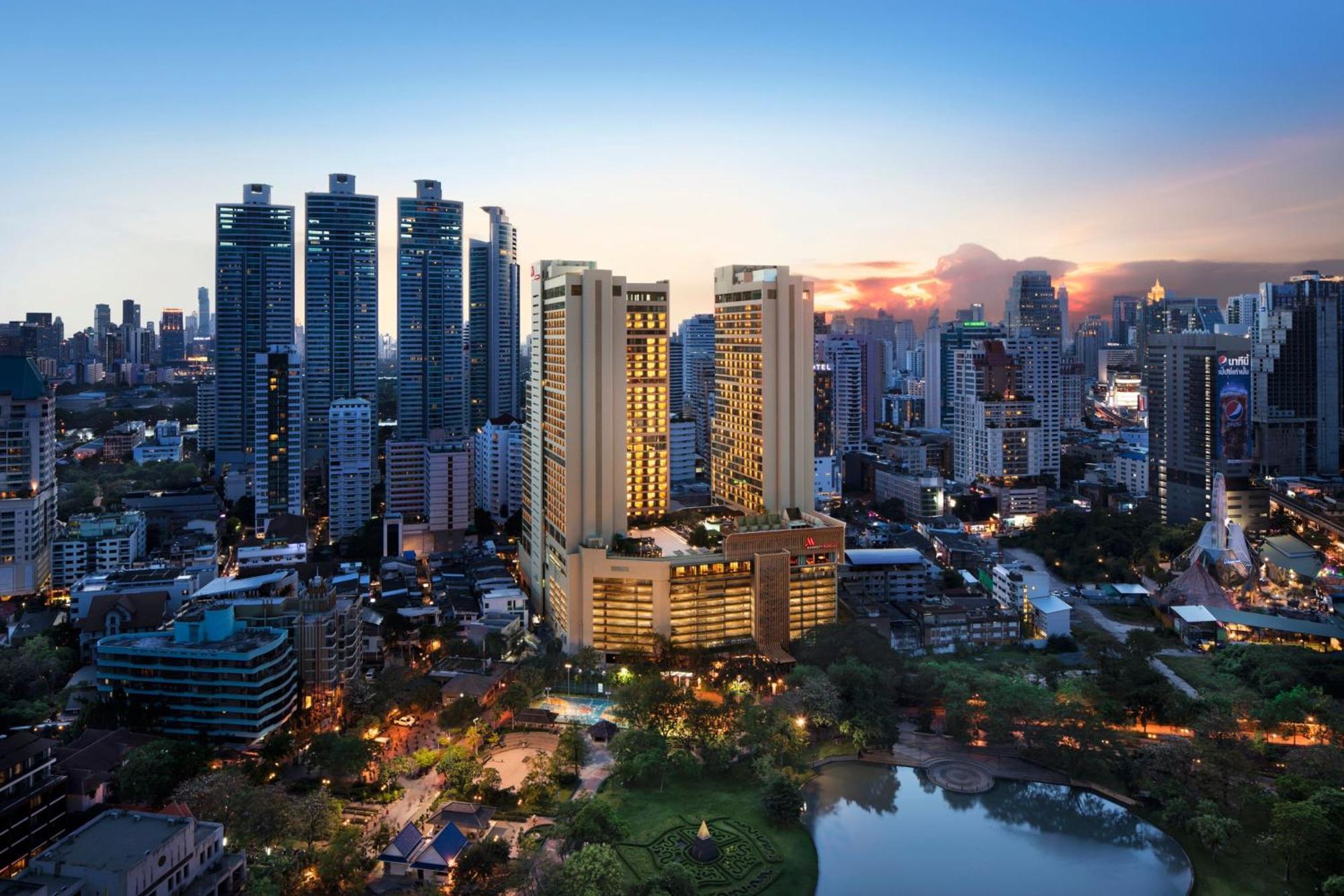 Bangkok Marriott Marquis Queens Park Exterior photo The hotel at dusk