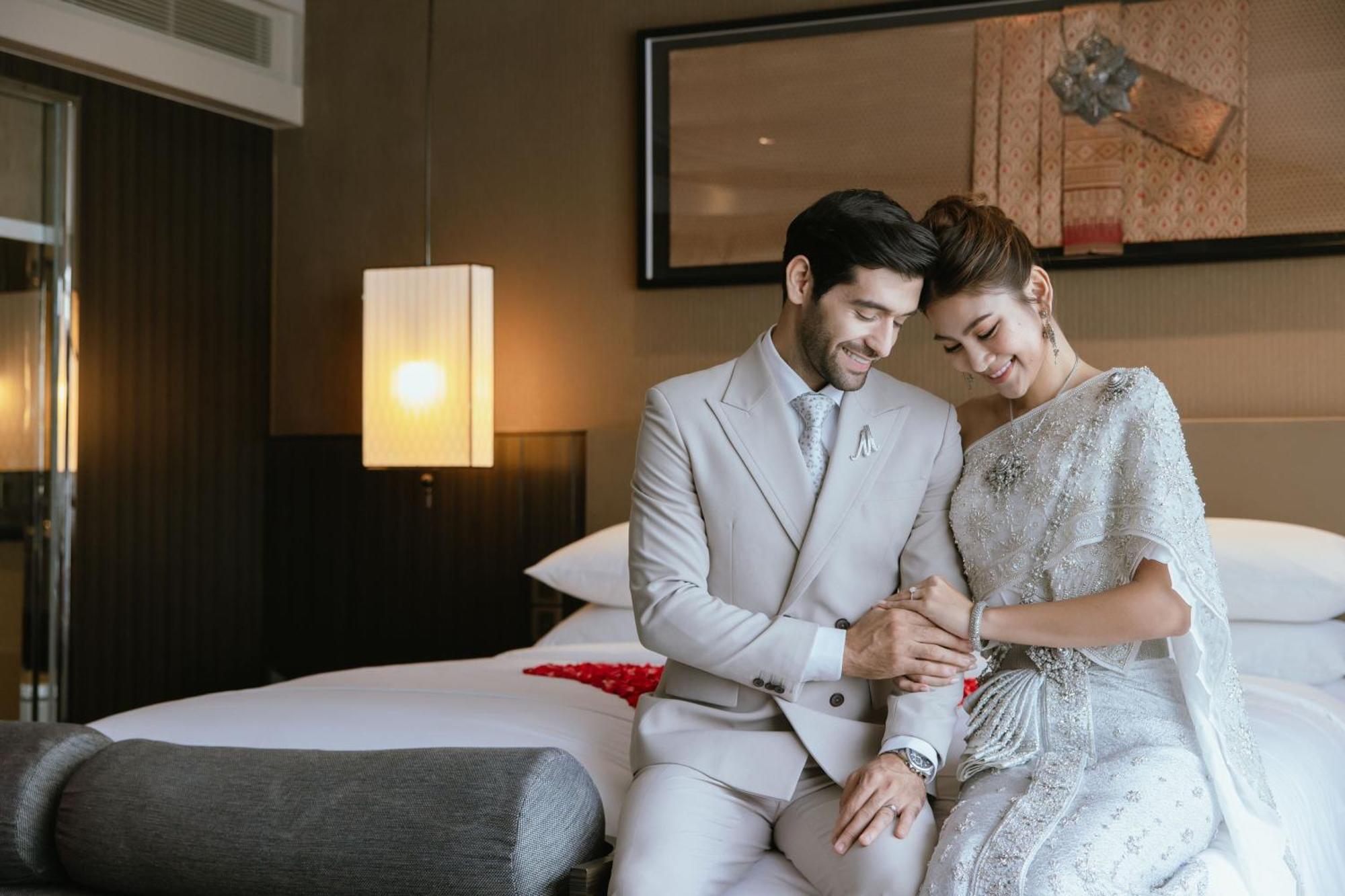 Bangkok Marriott Marquis Queens Park Exterior photo A Thai couple in traditional Thai wedding attire
